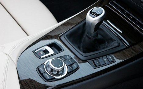 电子手刹和机械手刹，用起来有什么区别